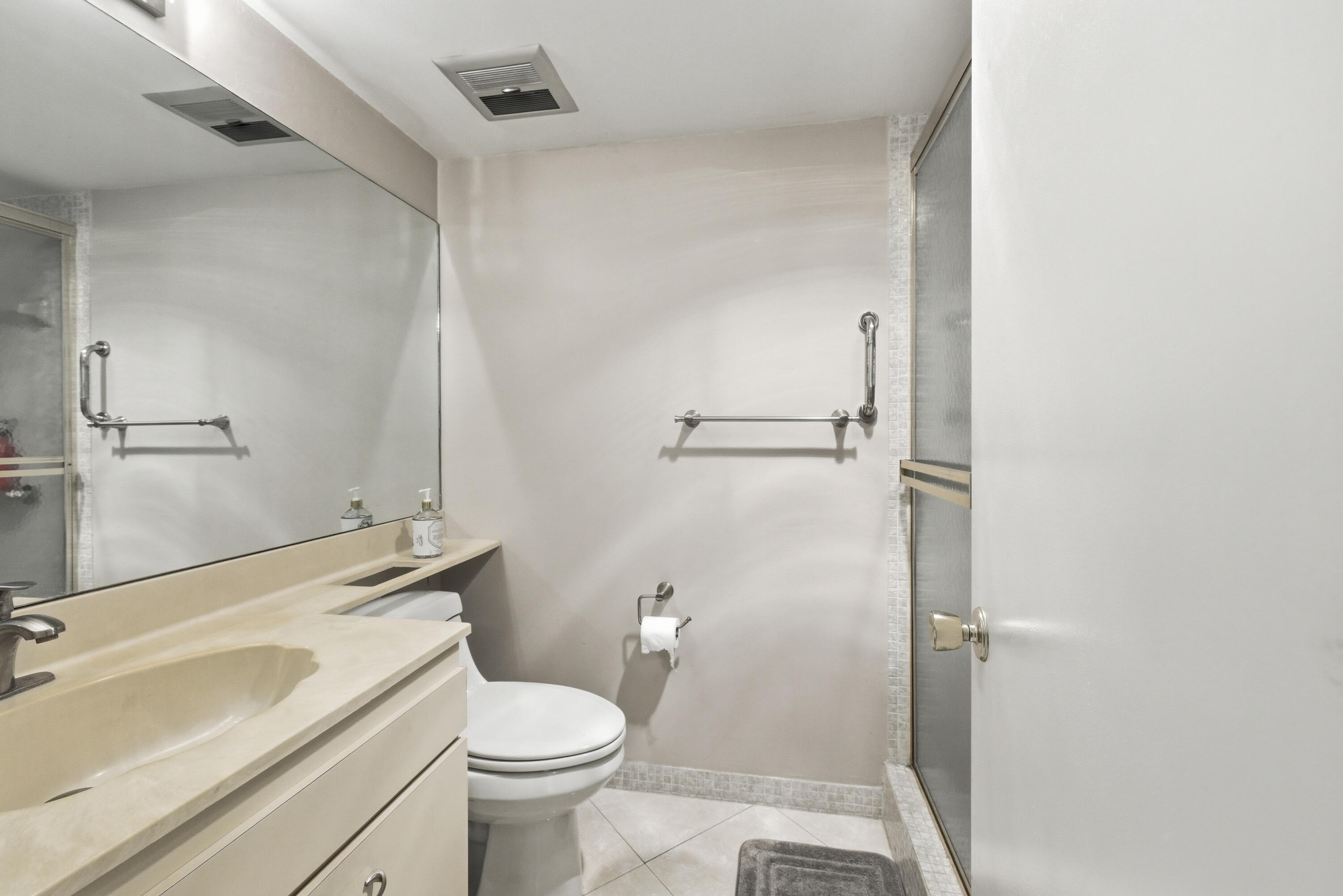 615 North Riverside Drive, Unit 301 Pompano Beach, FL 33062 - Photo 11 of 34 47_615_N_RIVERSIDE_DR_03112026_18PCT