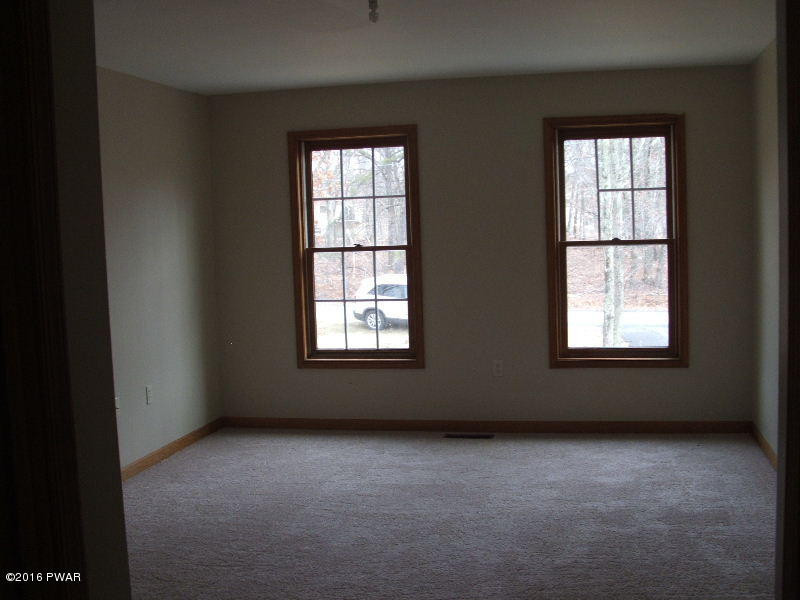 206 Segatti Bushkill, PA 18324 - Photo 4 of 8