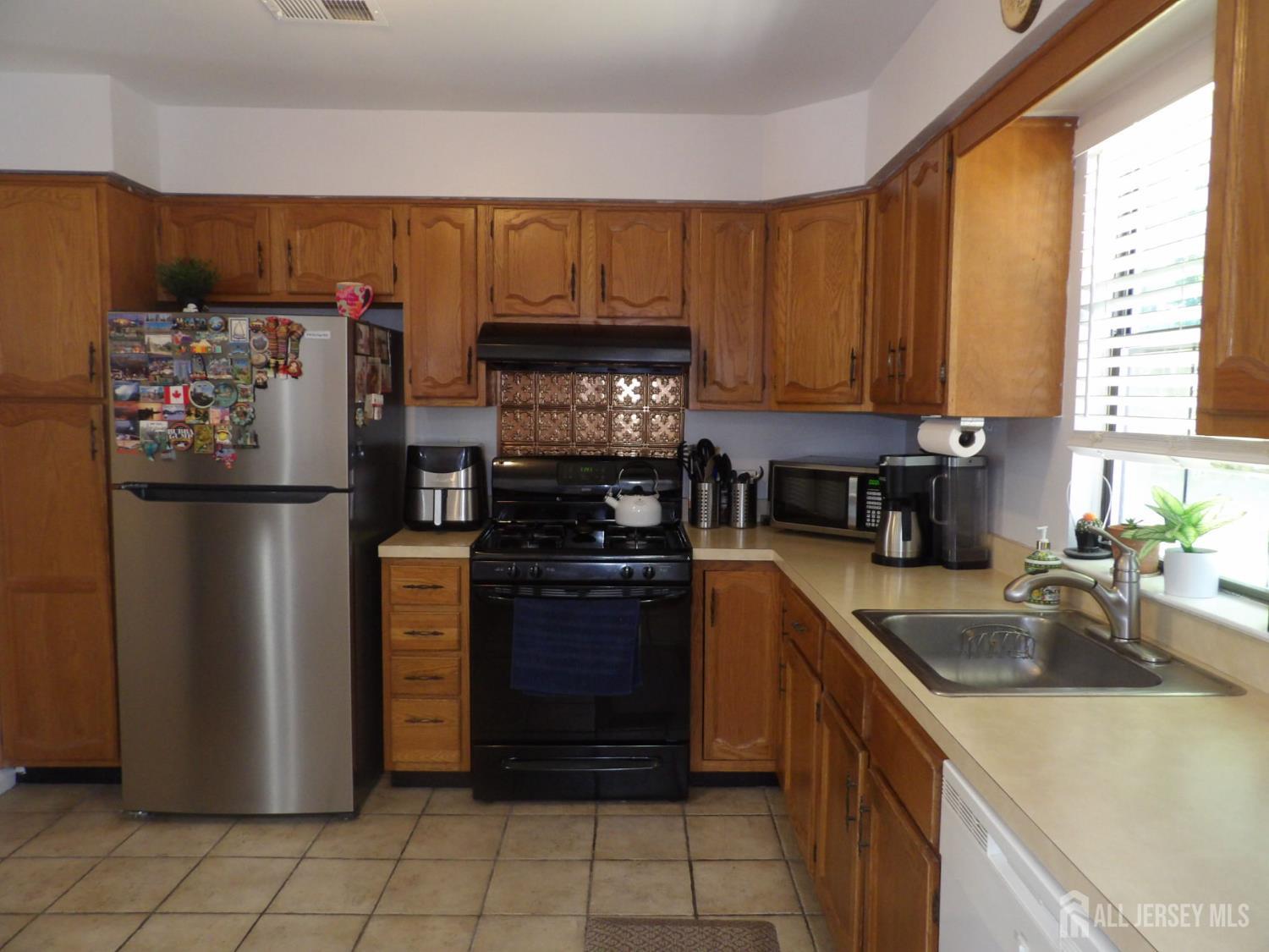 605 Timber Oaks Road Edison, NJ 08820 - Photo 14 of 43