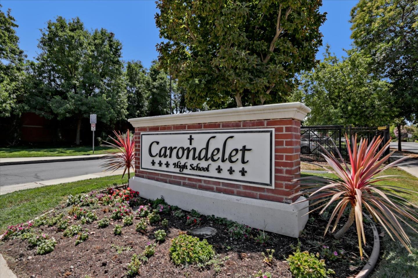 814 Savannah Circle Walnut Creek, CA 94598 - Photo 34 of 41 a sign that is sitting on a brick wall