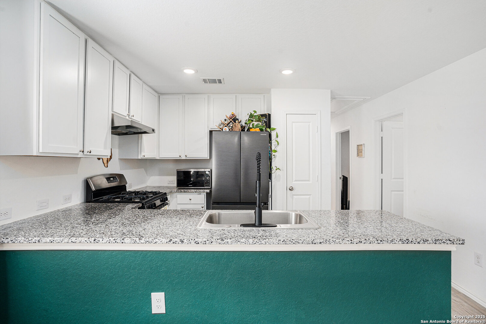 13802 Ostrich Run San Antonio, TX 78252 - Photo 15 of 32