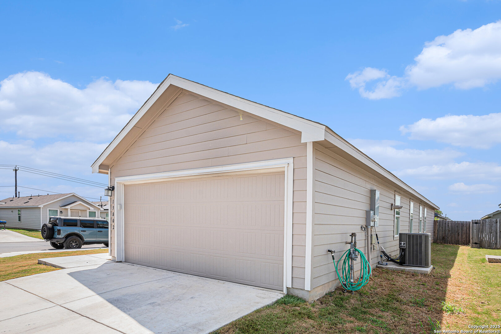 13802 Ostrich Run San Antonio, TX 78252 - Photo 4 of 32