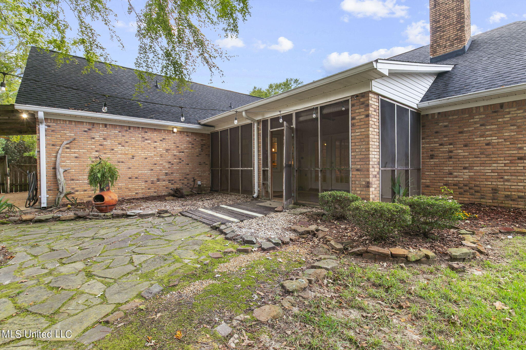 514 Ridge Circle Brandon, MS 39047 - Photo 64 of 86 going in to screened porch