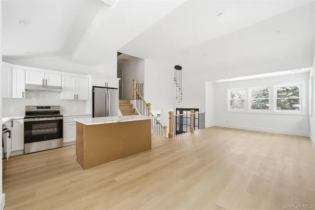 $899,999 | 126 Country Village Lane, East Islip, NY 11730