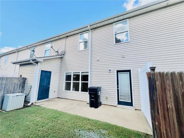 a view of an house with backyard and deck
