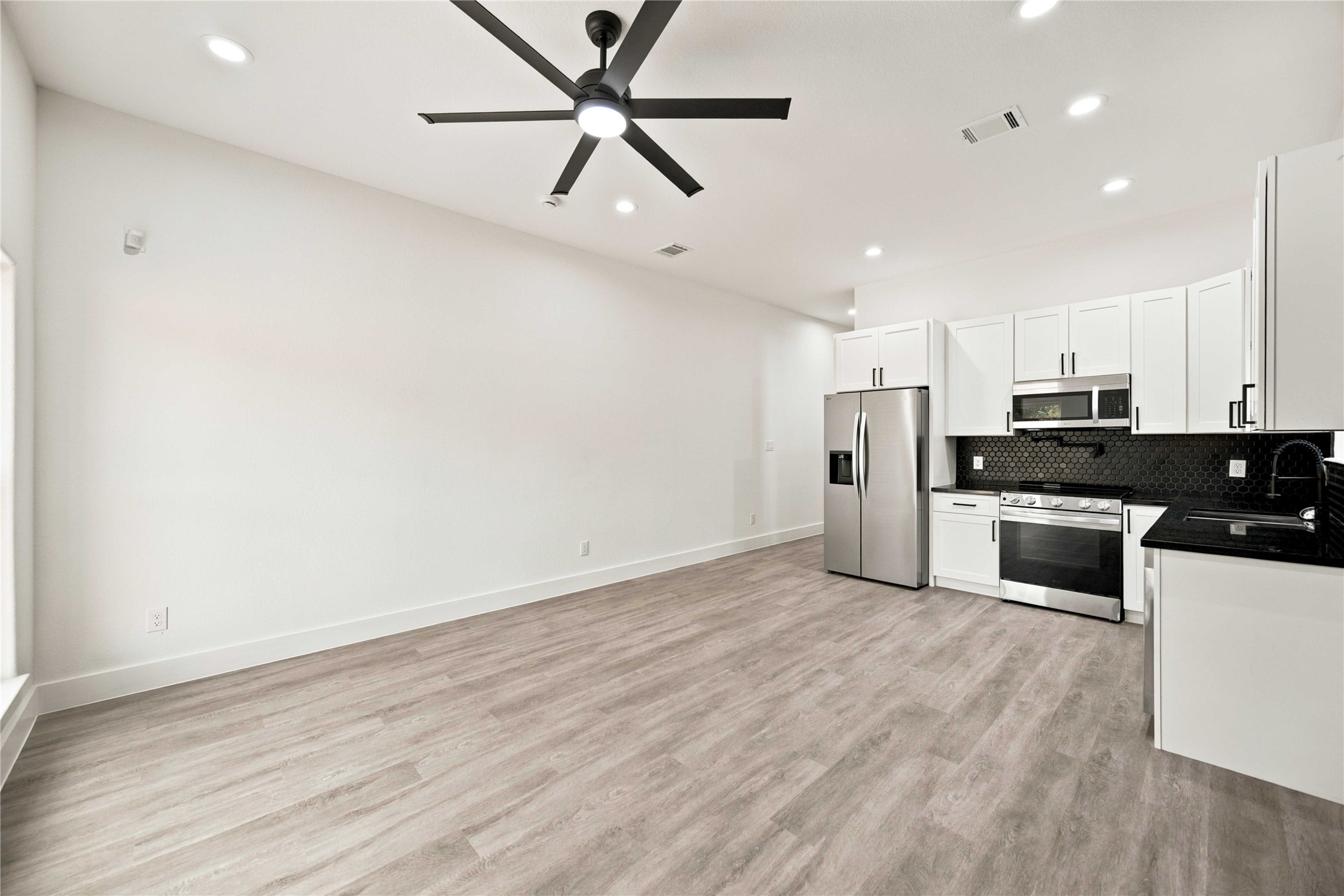 7982 Ritz Street Houston, TX 77028 - Photo 3 of 18 Gallery Image 3