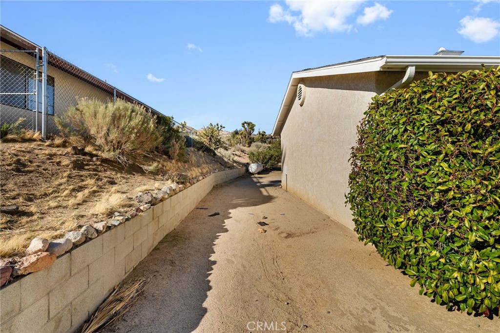 57622 Sierra Way Yucca Valley, CA 92284 - Photo 17 of 75
