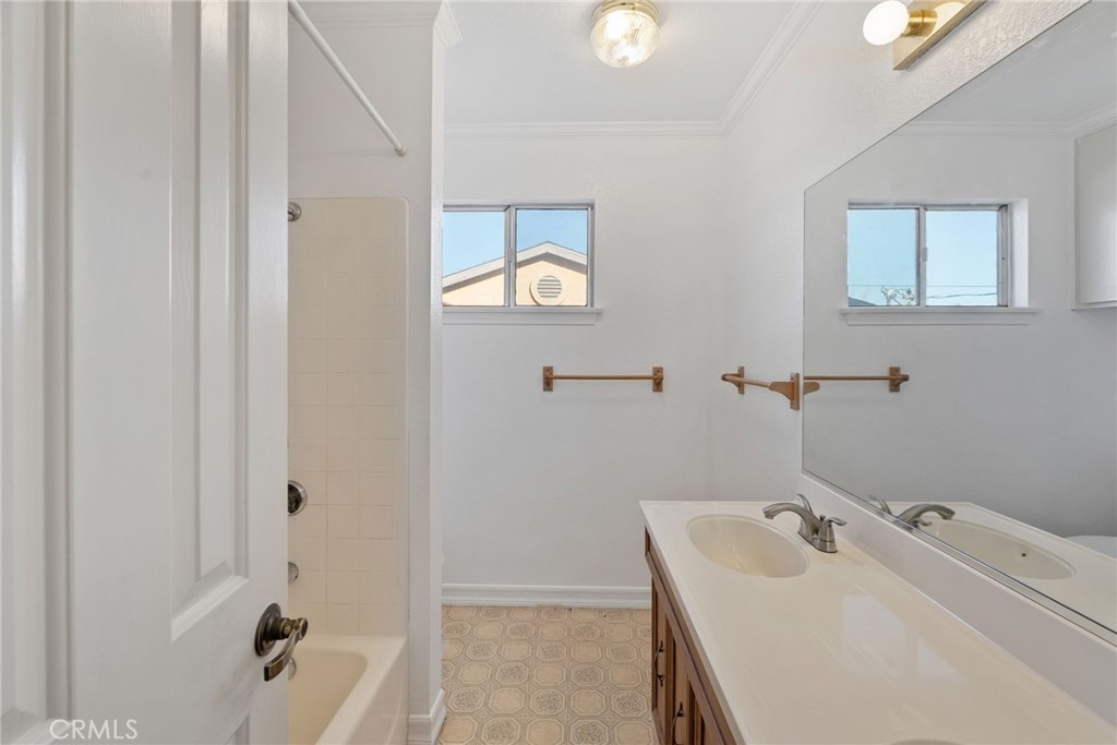 57622 Sierra Way Yucca Valley, CA 92284 - Photo 28 of 75 a bathroom with a tub sink and mirror