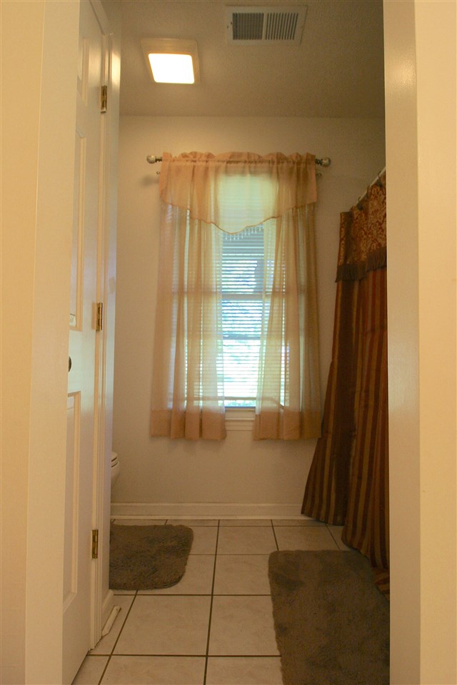 585 Cliffview Road Bolivar, TN 38008 - Photo 18 of 22 a bathroom with a bathtub and shower