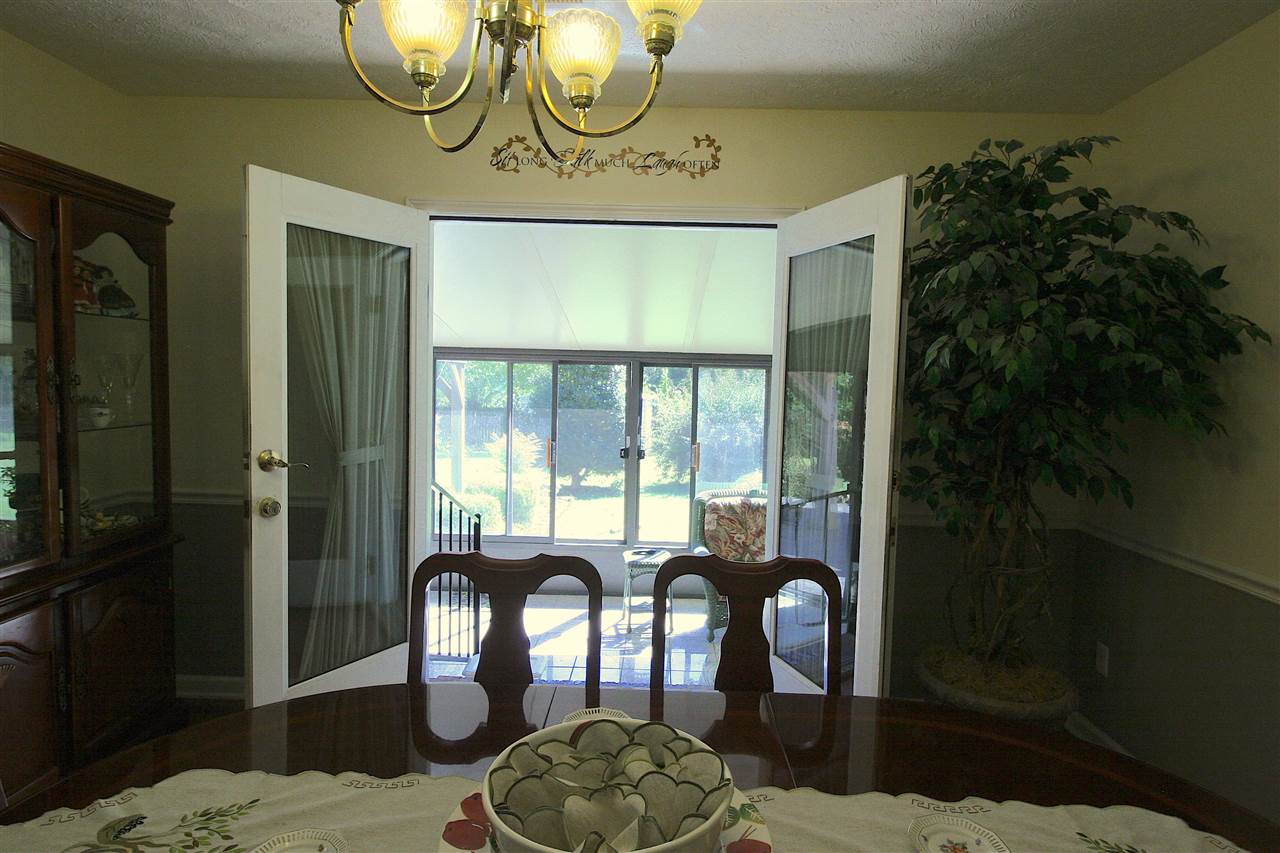 585 Cliffview Road Bolivar, TN 38008 - Photo 9 of 22 a dining room with furniture and window