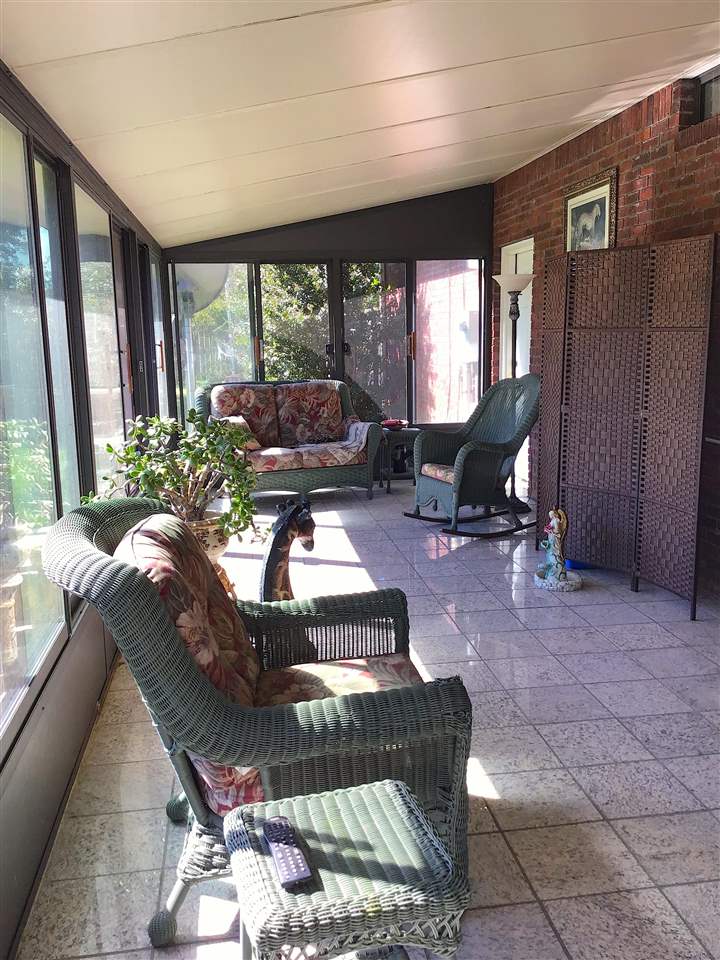 585 Cliffview Road Bolivar, TN 38008 - Photo 10 of 22 a living room filled with furniture