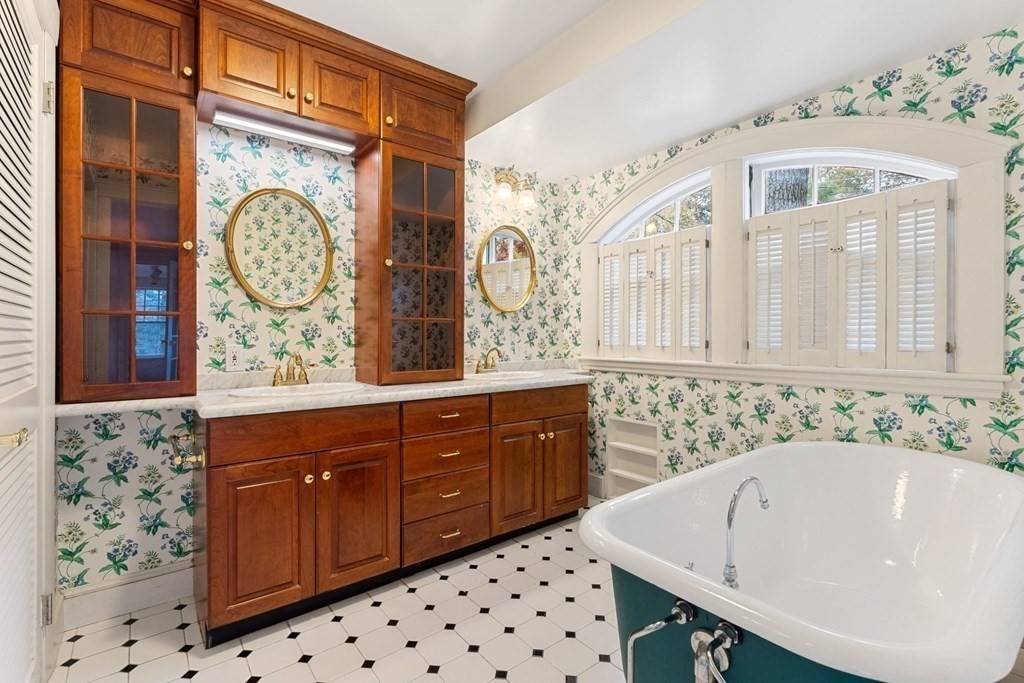 575 Chestnut Street Newton, MA 02468 - Photo 24 of 30 a bathroom with a bathtub and a sink