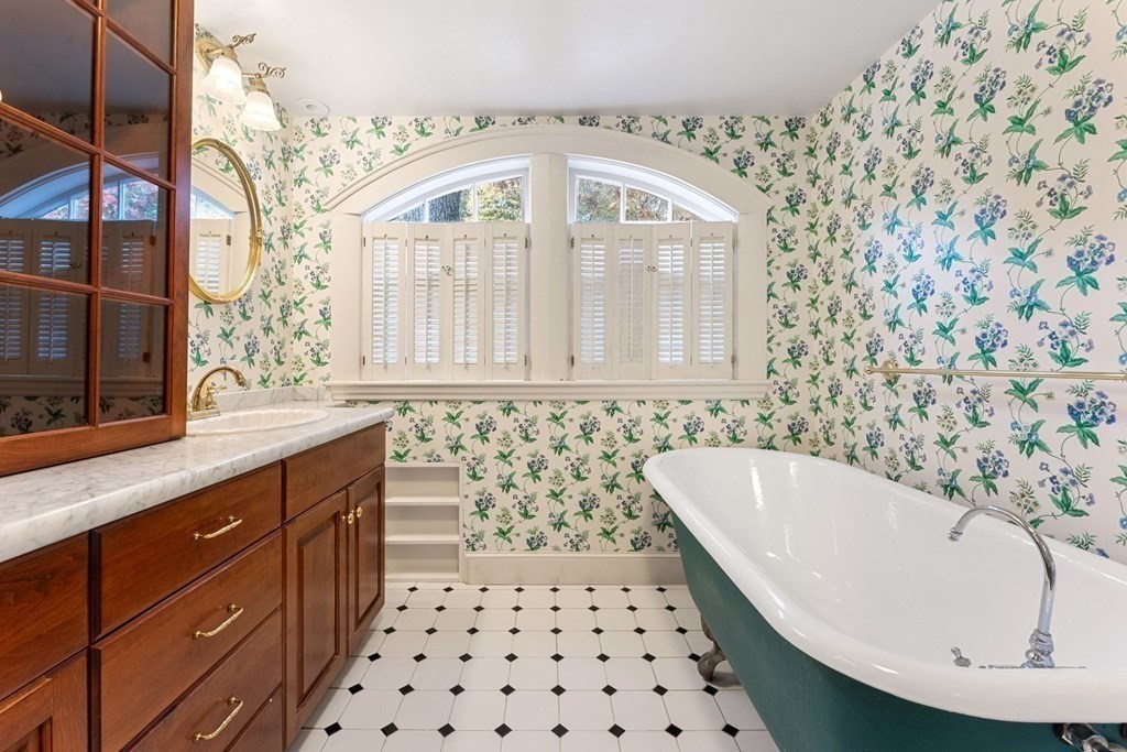 575 Chestnut Street Newton, MA 02468 - Photo 25 of 30 a bathroom with a bathtub and a sink