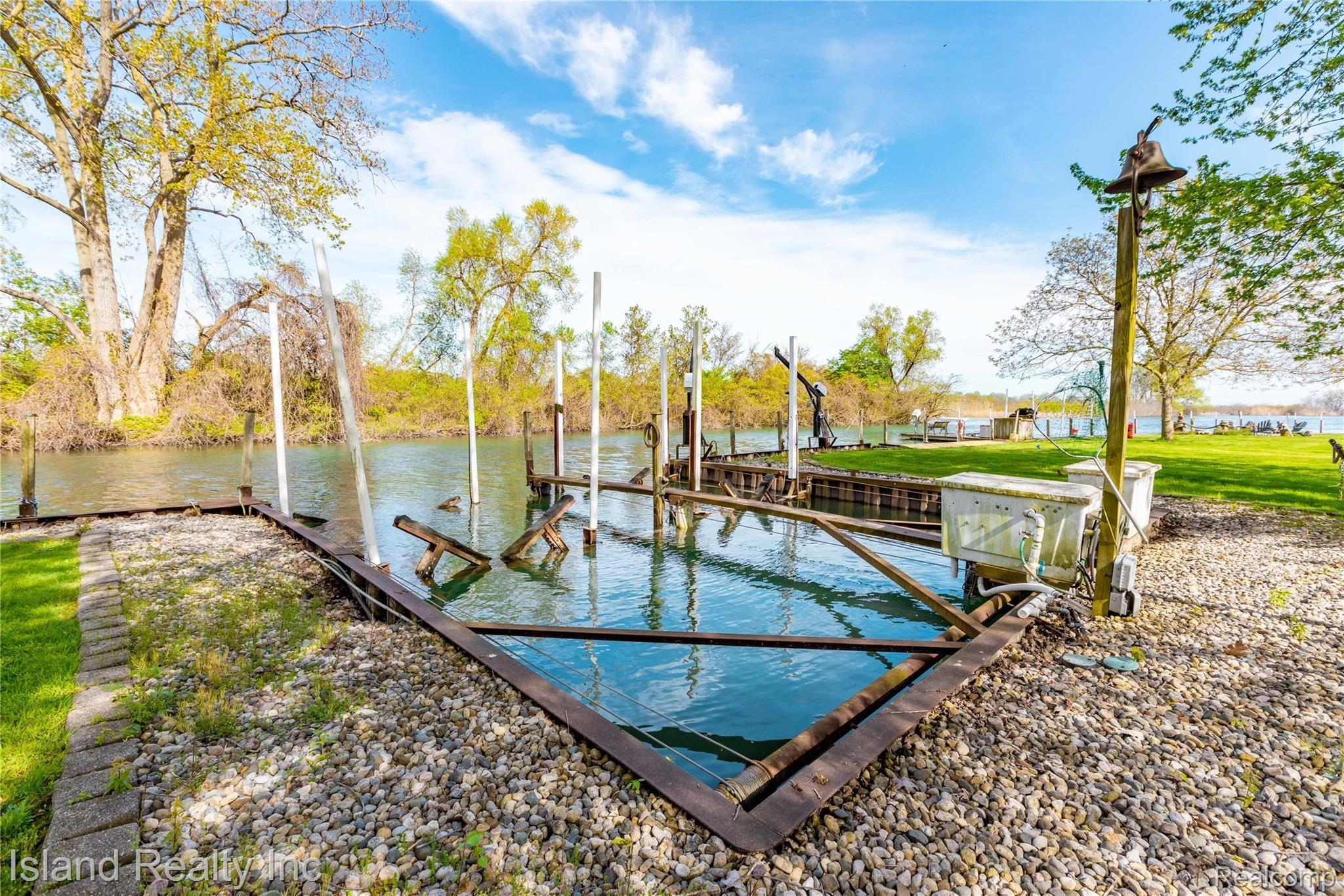 28669 Chatham Road Grosse Ile, MI 48138 - Photo 5 of 35 28669 Chatham, Grosse Ile (30 of 37).jpg