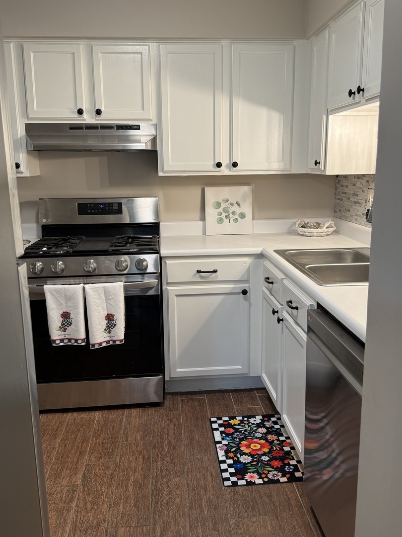 19380 Wolf Road, Unit 5 Mokena, IL 60448 - Photo 6 of 20 a kitchen with a stove and white cabinets