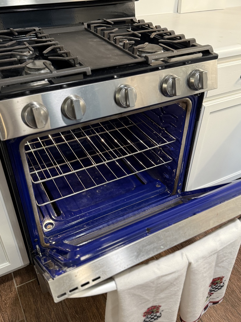 19380 Wolf Road, Unit 5 Mokena, IL 60448 - Photo 8 of 20 a close up of a stove