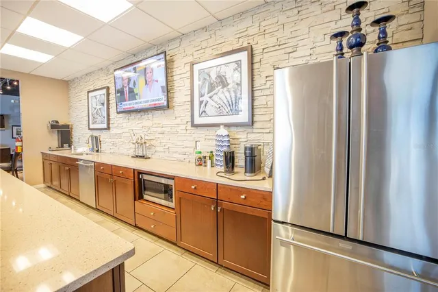 a view of an house with backyard and swimming pool