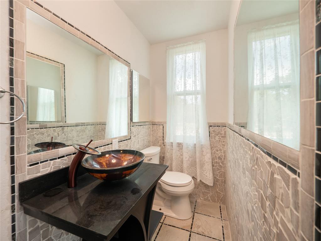 368 Riddle Road Cedar Creek, TX 78612 - Photo 13 of 16 a bathroom with a sink a toilet and tub
