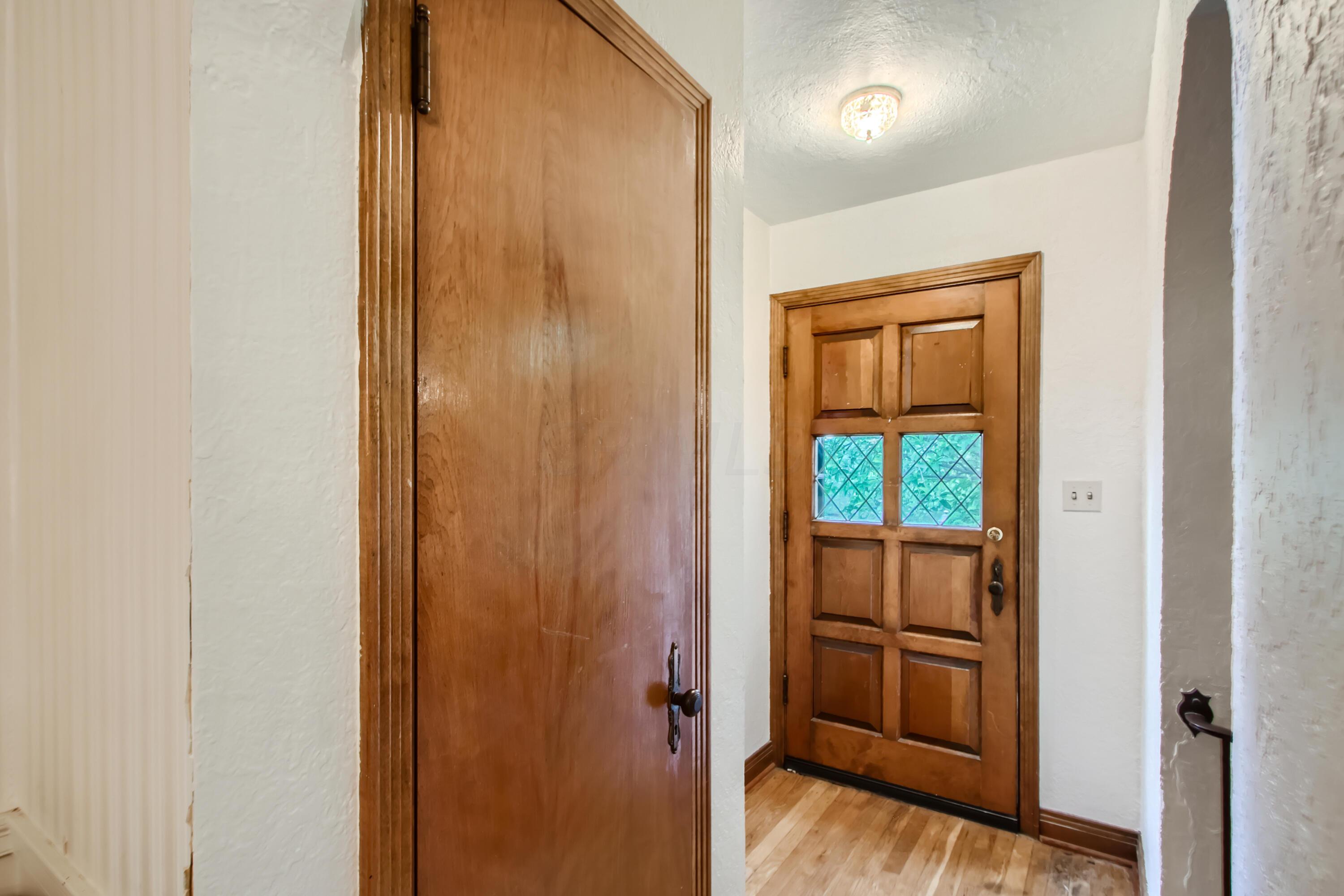 4044 Riverside Drive Columbus, OH 43220 - Photo 4 of 16 03 Foyer