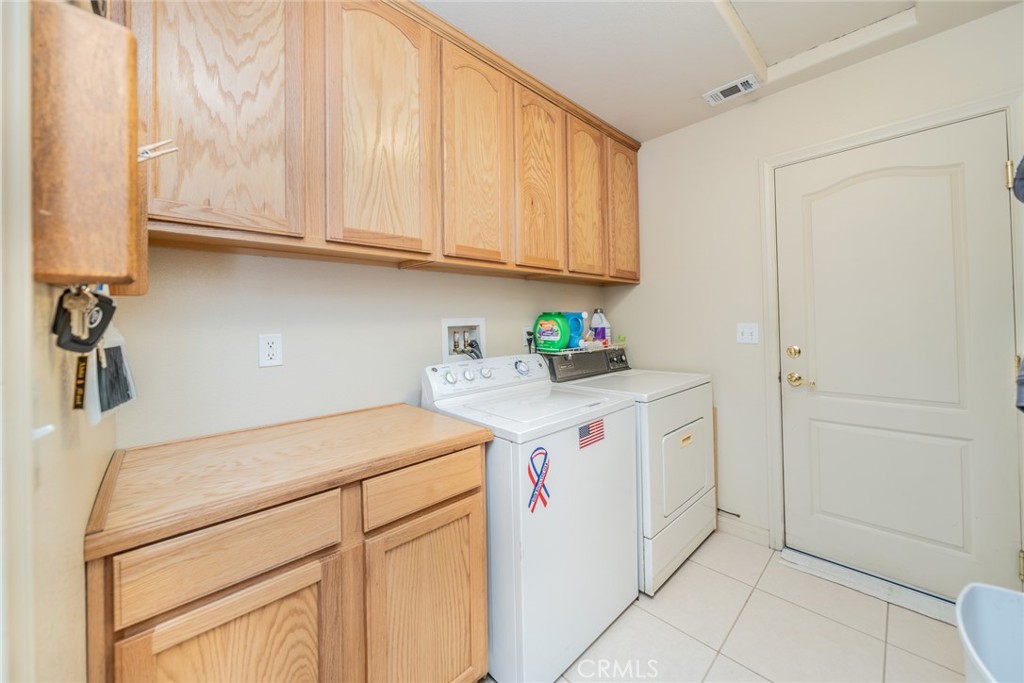 13880 Paramount Road Phelan, CA 92371 - Photo 26 of 54 a utility room with dryer and washer
