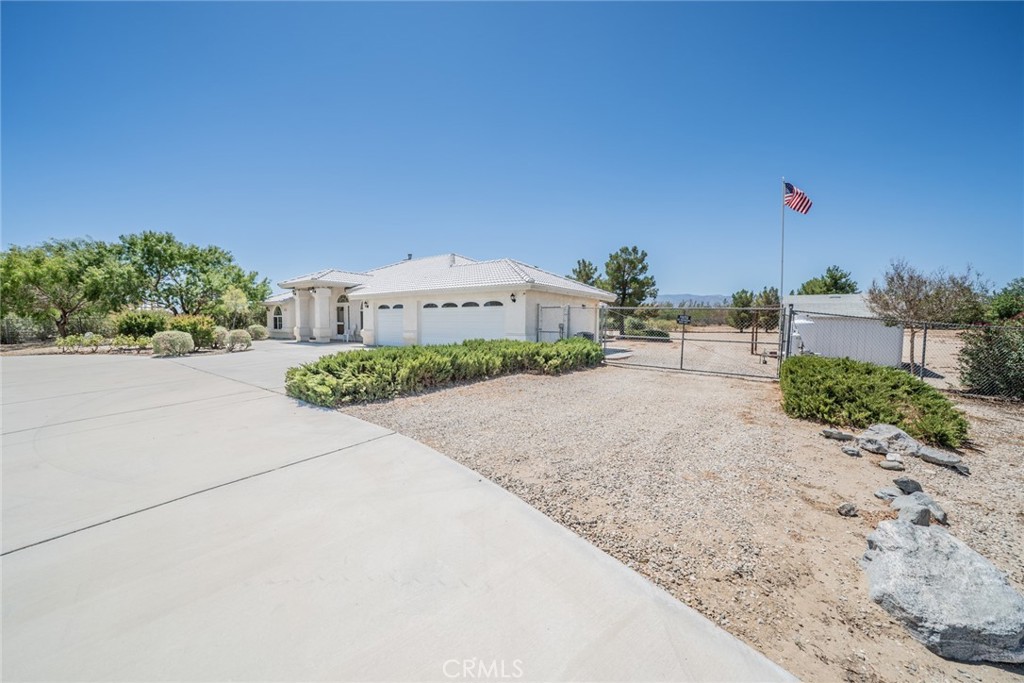 13880 Paramount Road Phelan, CA 92371 - Photo 3 of 54