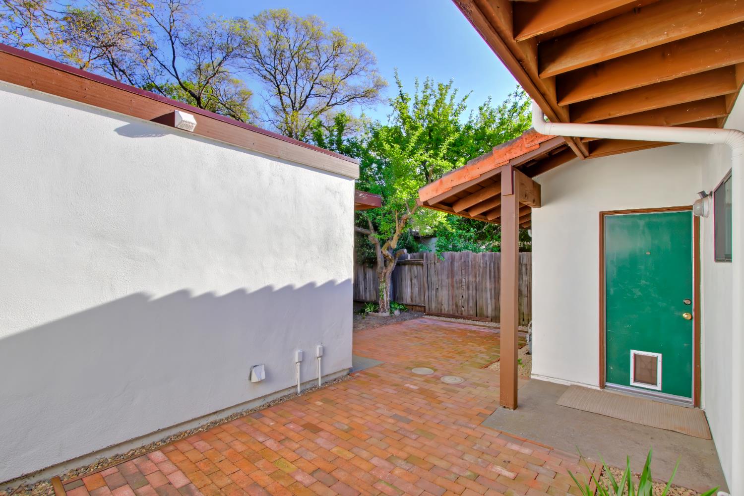 2526 Overhill Lane Davis, CA 95616 - Photo 8 of 60 a view of a backyard
