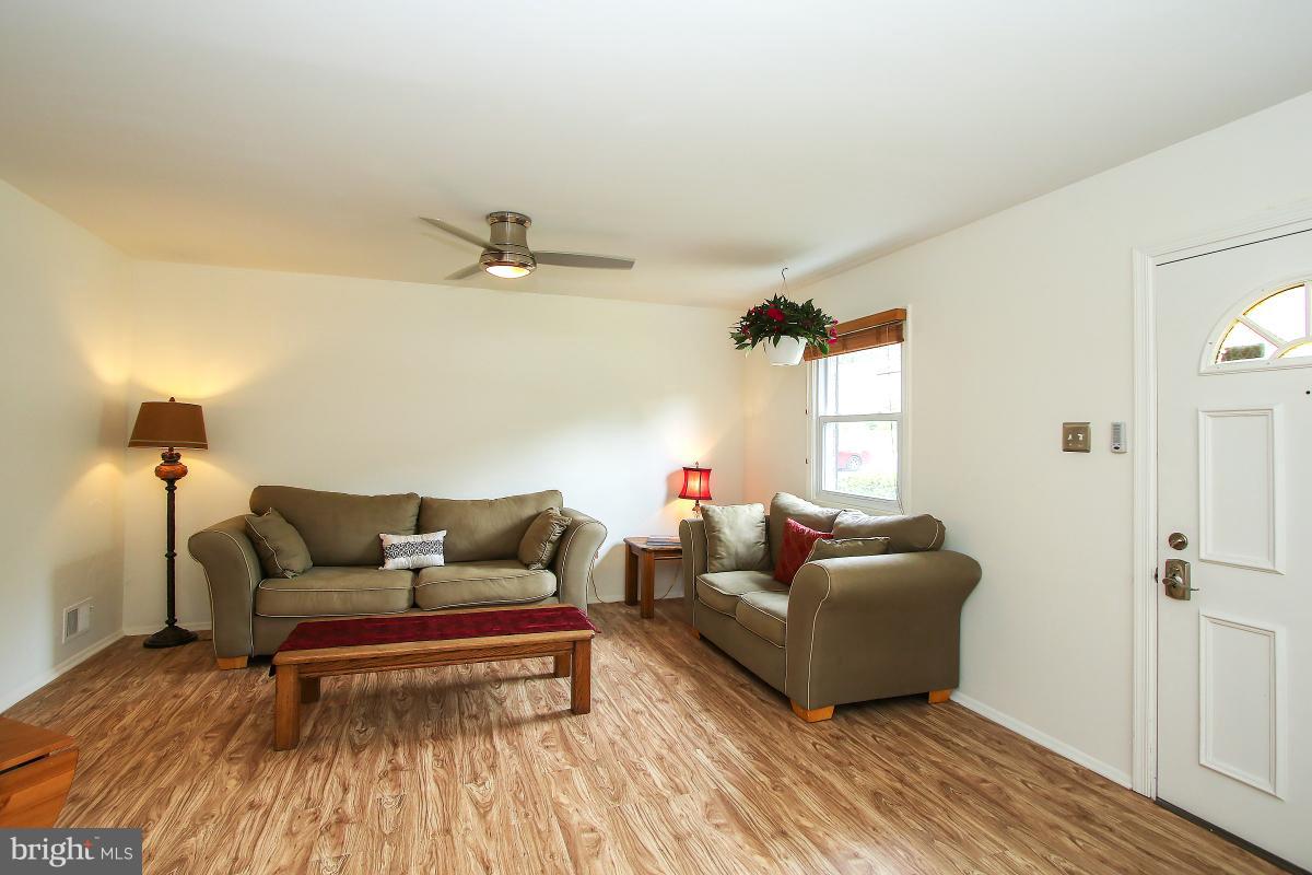 12017 Dove Circle Laurel, MD 20708 - Photo 4 of 25 Living Room