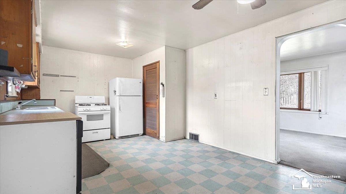 10075 Holland Road Taylor, MI 48180 - Photo 10 of 37 50170302-2696278d-2a08-43d9-9e1a-47bf1acf5033.JPG