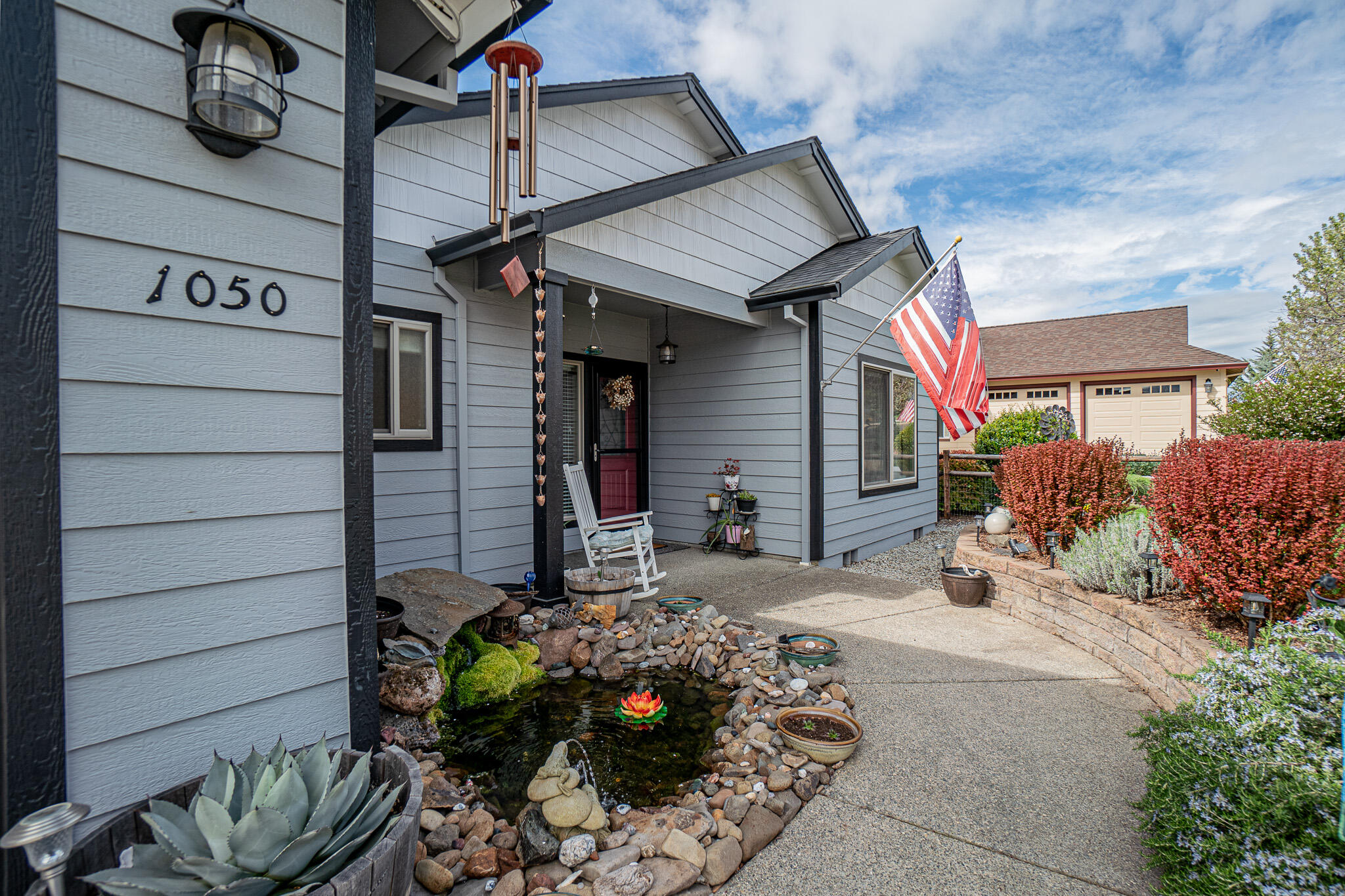 1050 Azure Way Eagle Point, OR 97524 - Photo 2 of 39