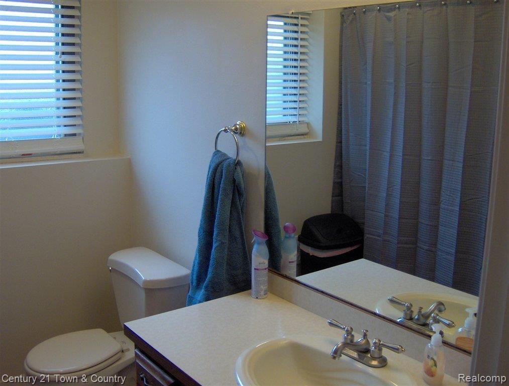 9550 Ridge Top Trail Clarkston, MI 48348 - Photo 6 of 25 FULL BATHROOM.