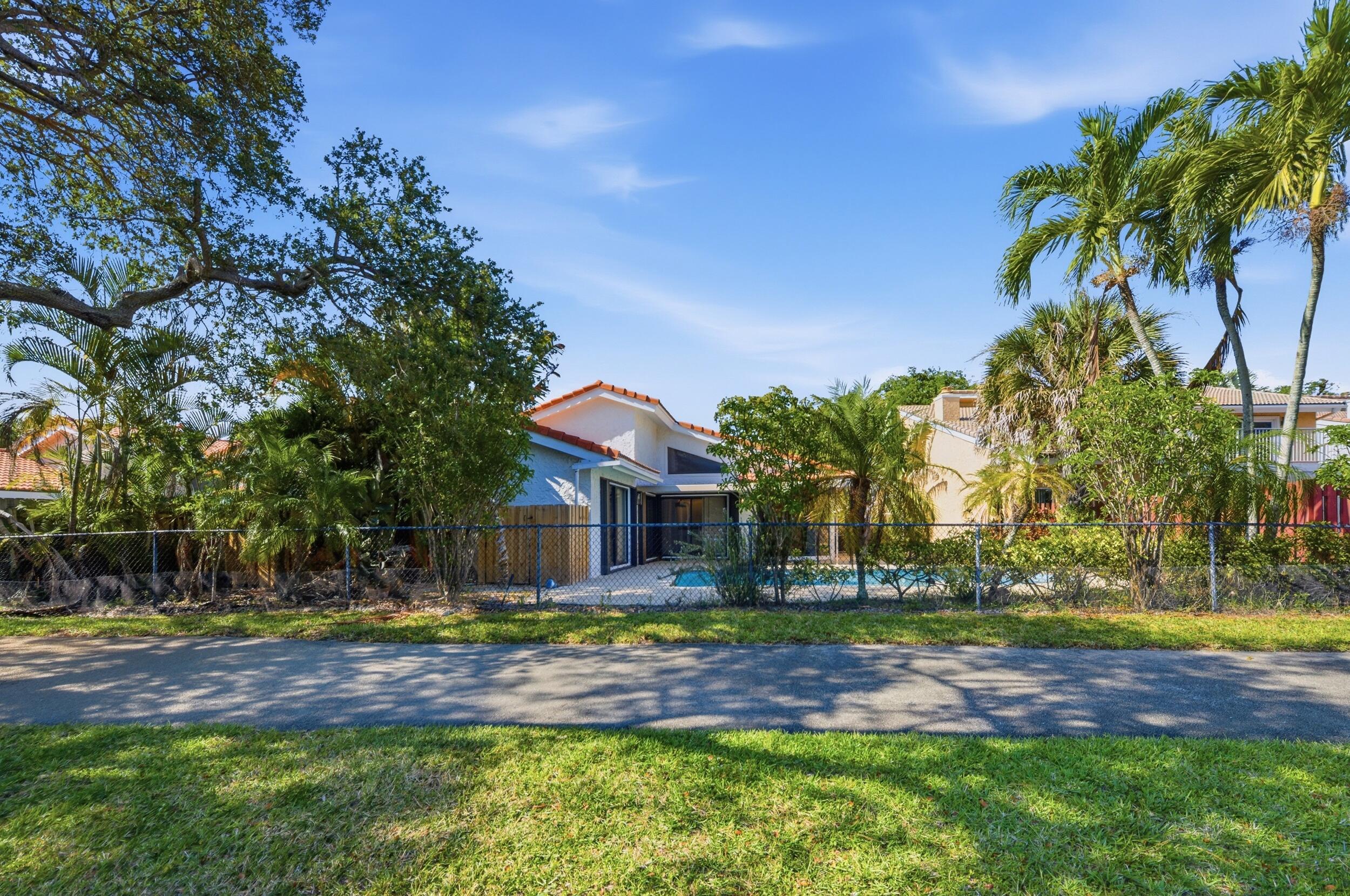 6488 Pond Apple Road Boca Raton, FL 33433 - Photo 25 of 28 Vista Verde path