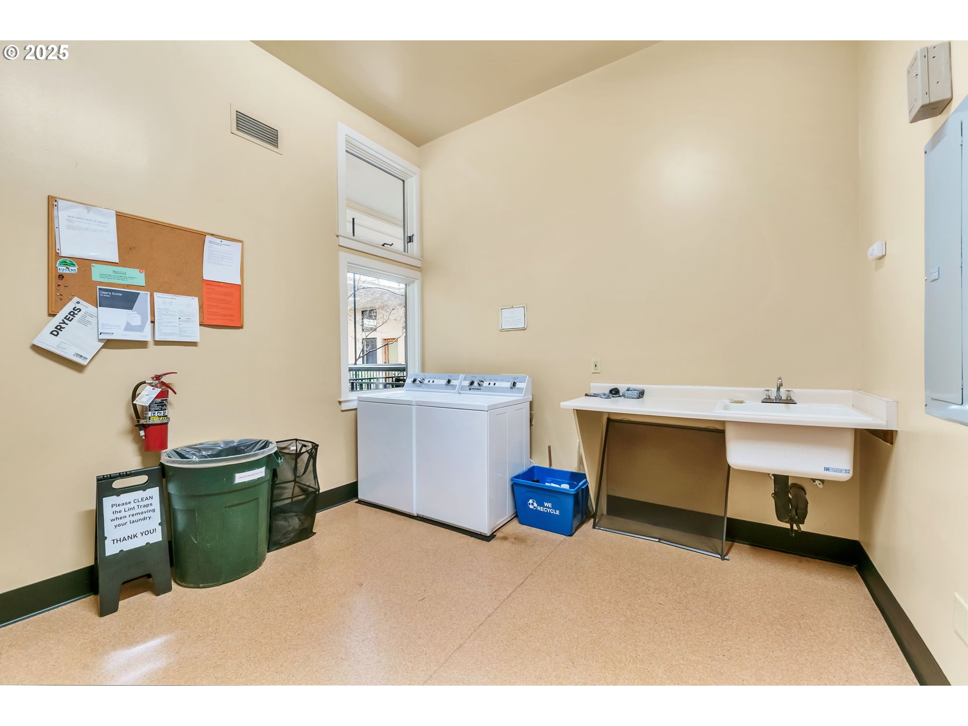 650 West 12th Avenue, Unit 211 Eugene, OR 97402 - Photo 21 of 39 a room with a desk and chair