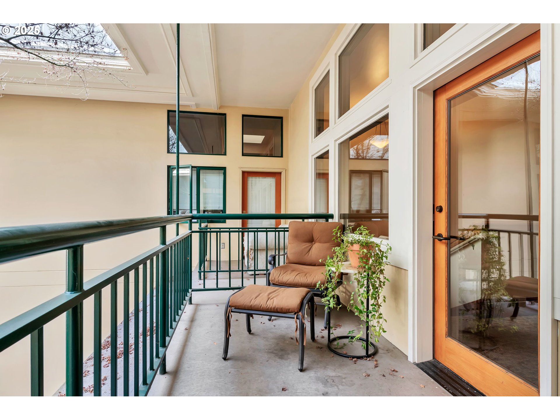 650 West 12th Avenue, Unit 211 Eugene, OR 97402 - Photo 26 of 39 a balcony with table and chairs