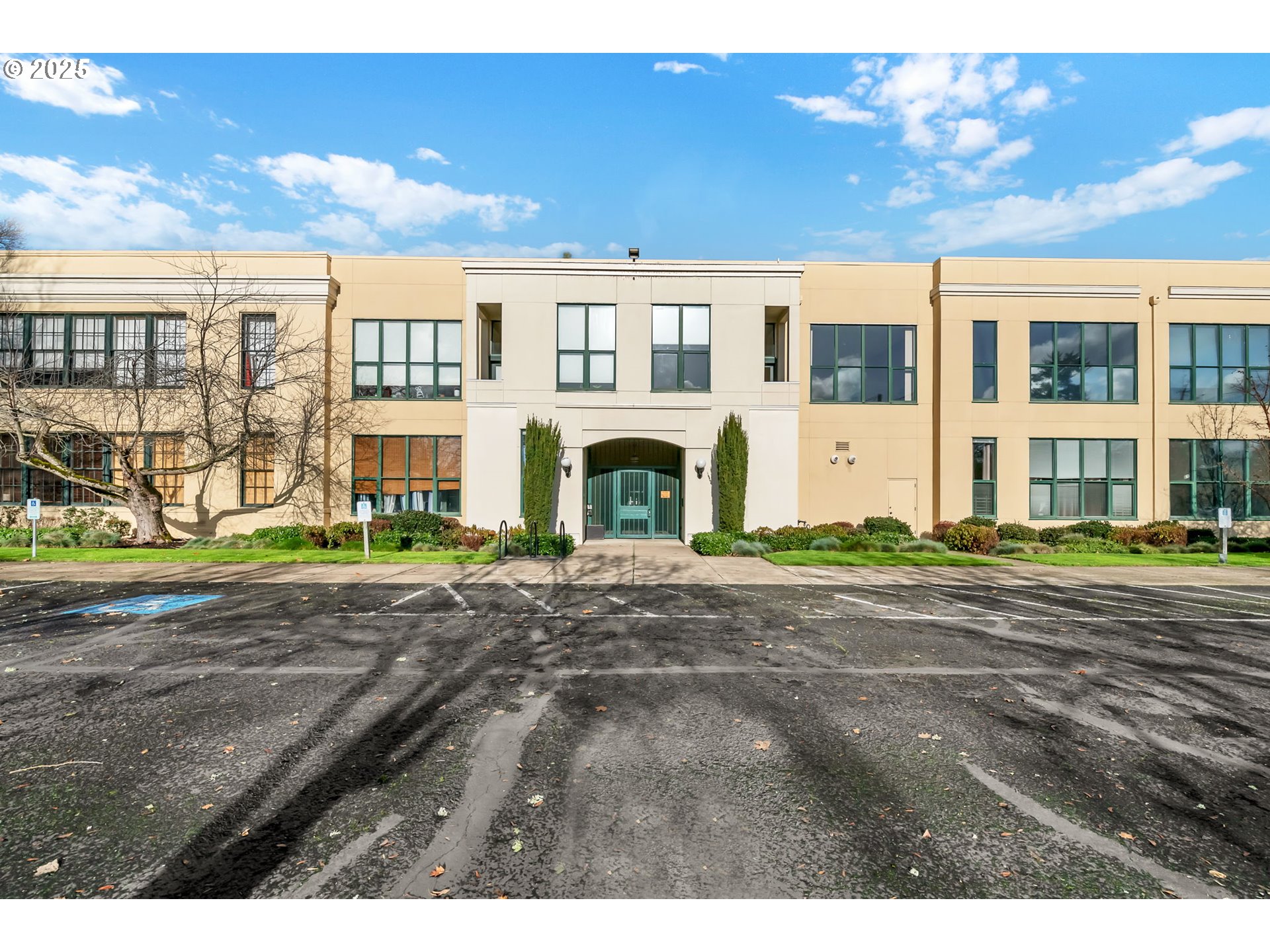650 West 12th Avenue, Unit 211 Eugene, OR 97402 - Photo 39 of 39 a front view of a building with a road