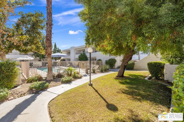 a view of a backyard