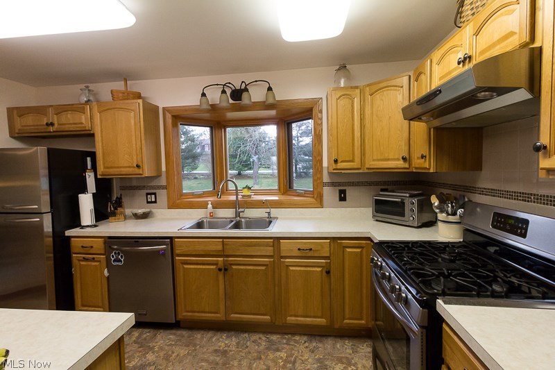 5830 Beach Road Wadsworth, OH 44281 - Photo 18 of 32 Great kitchen for the cook! Ample, updated cabinets and a lovely tile backsplash. Note the garden window - a good spot to grow herbs year-round.