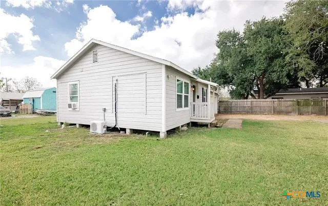 $1,100 | 2003 Woodlawn Street, Unit REAR, Victoria, TX 77901