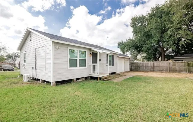 $1,100 | 2003 Woodlawn Street, Unit REAR, Victoria, TX 77901