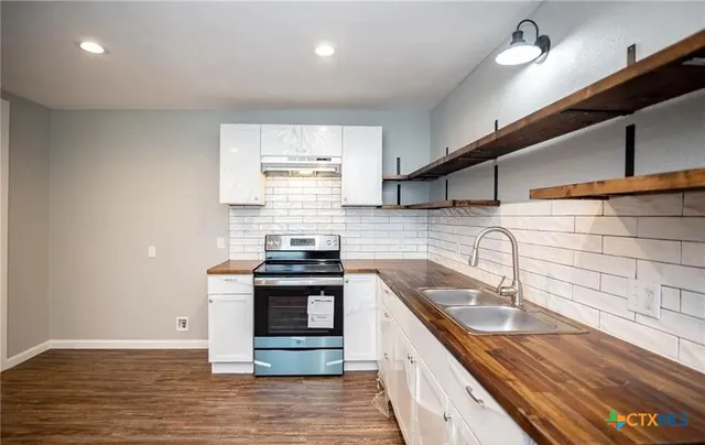 $1,100 | 2003 Woodlawn Street, Unit REAR, Victoria, TX 77901