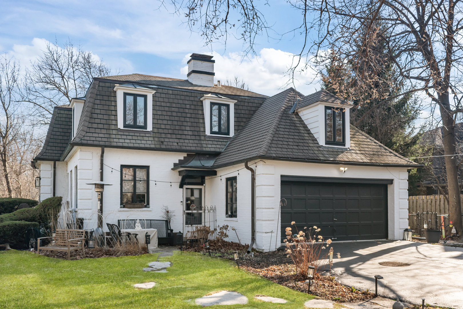 520 Sheridan Road Highland Park, IL 60035 - Photo 3 of 10 a front view of a house with a yard