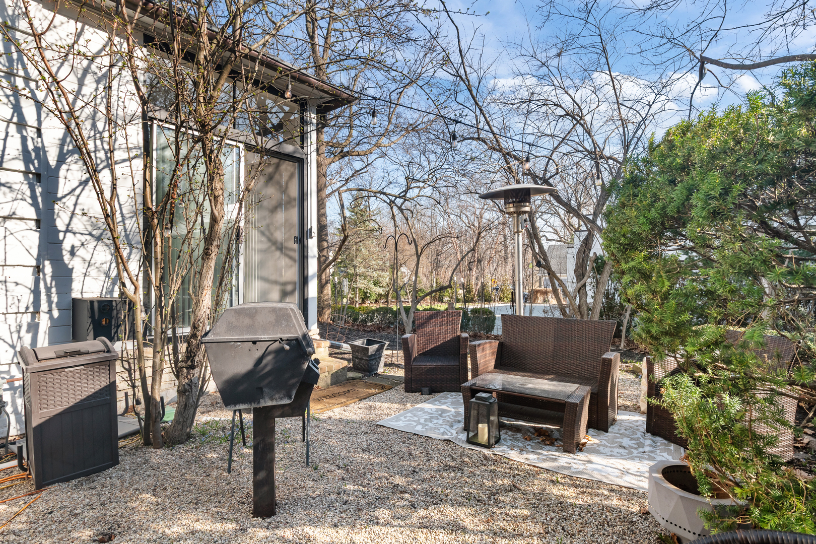 520 Sheridan Road Highland Park, IL 60035 - Photo 5 of 10 a backyard of a house with outdoor seating