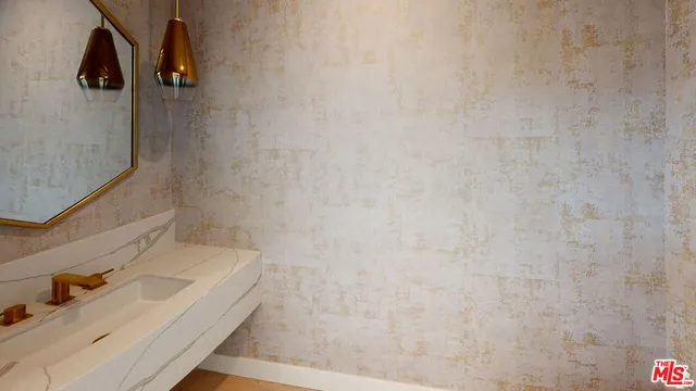 $5,500 | 105 South Doheny Drive, Unit 304, Los Angeles, CA 90048