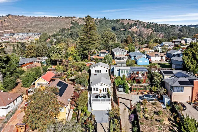 a view of a entryway of the house