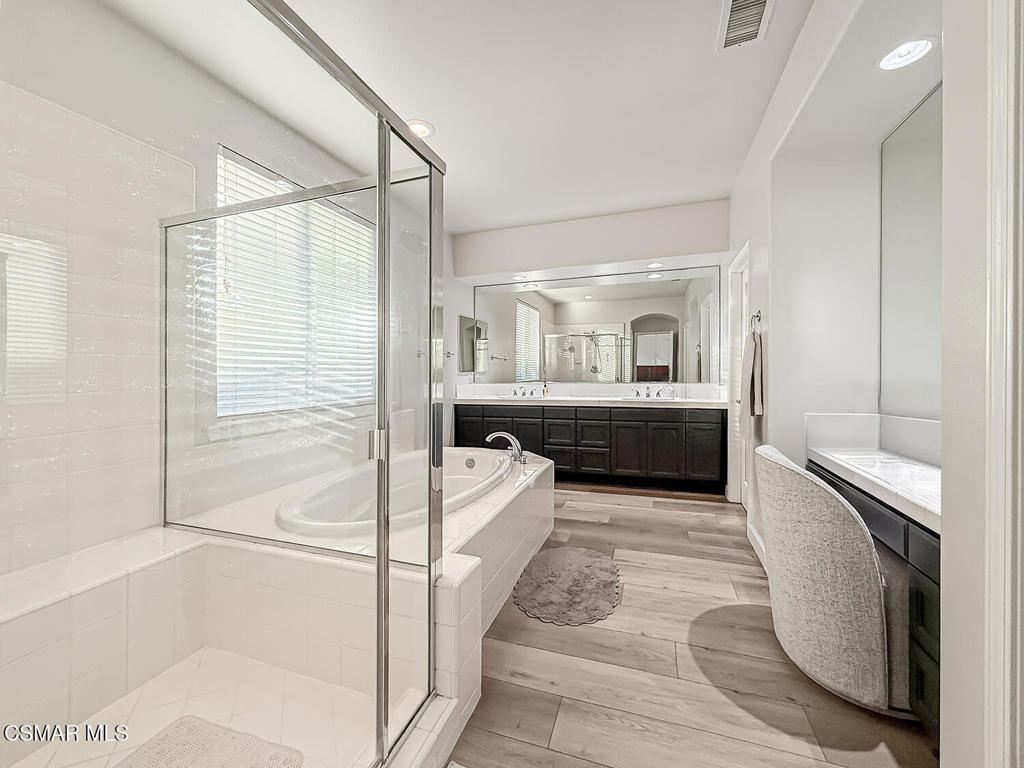 5816 Painted Pony Circle Simi Valley, CA 93063 - Photo 31 of 46 a bathroom with a tub a sink and mirror