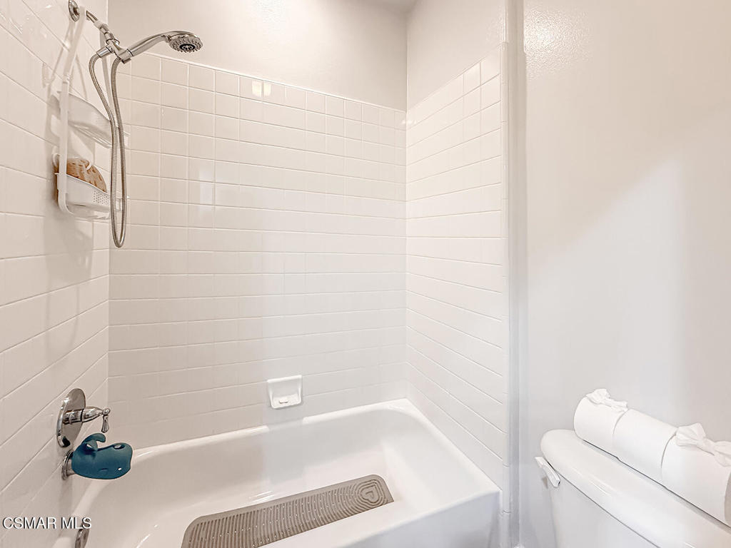 5816 Painted Pony Circle Simi Valley, CA 93063 - Photo 42 of 46 a bathroom with a bathtub