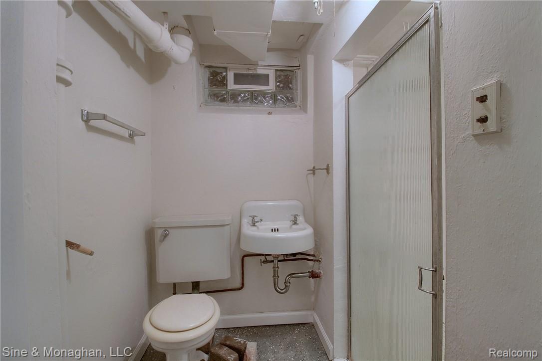 524 Barrington Road Grosse Pointe, MI 48230 - Photo 25 of 57 27-Finished Lower Level Bathroom.jpg