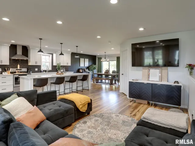 $375,000 | 1433 Hemingway Drive, Quincy, IL 62305