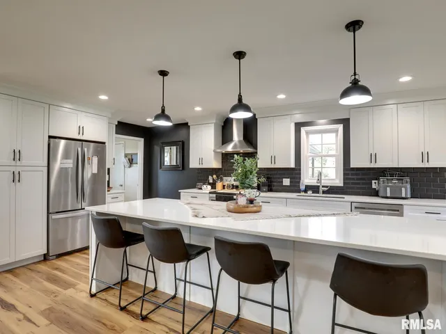 $375,000 | 1433 Hemingway Drive, Quincy, IL 62305