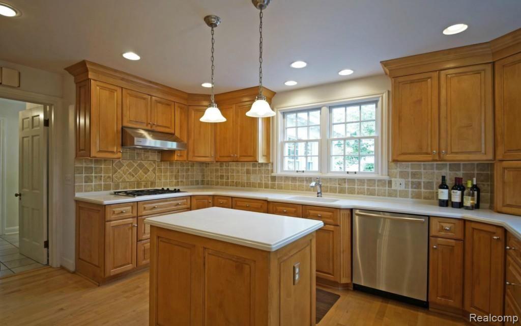 937 Trombley Road Grosse Pointe, MI 48230 - Photo 5 of 28 6-photo-web-1680x1050-171081.jpg