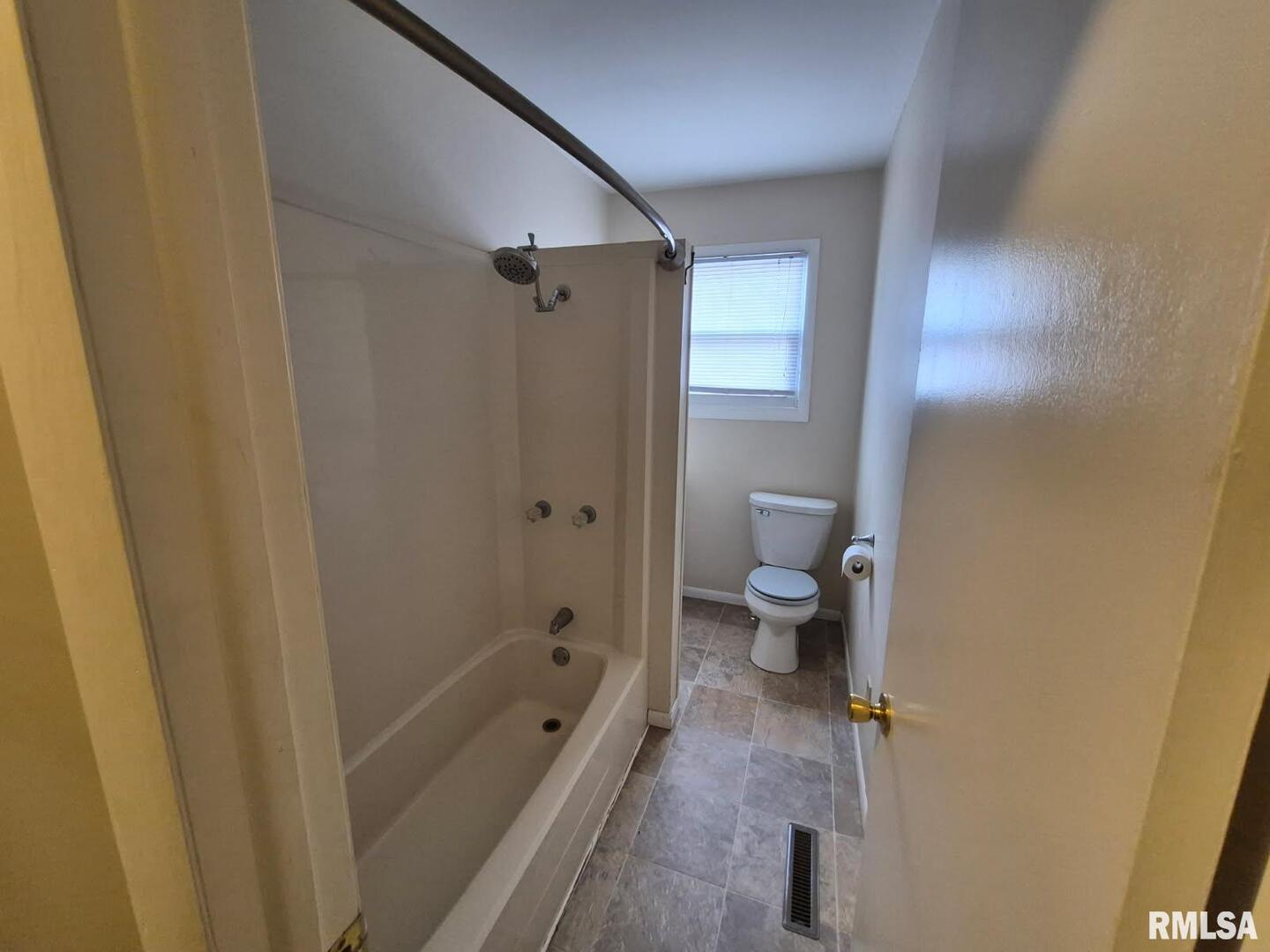 548 Edwards Street Kewanee, IL 61443 - Photo 11 of 18 a bathroom with a bathtub toilet and sink